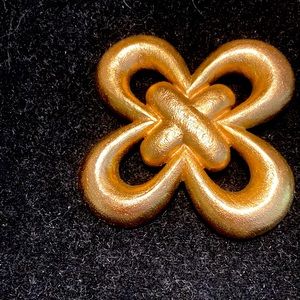 St John brushed gold pin